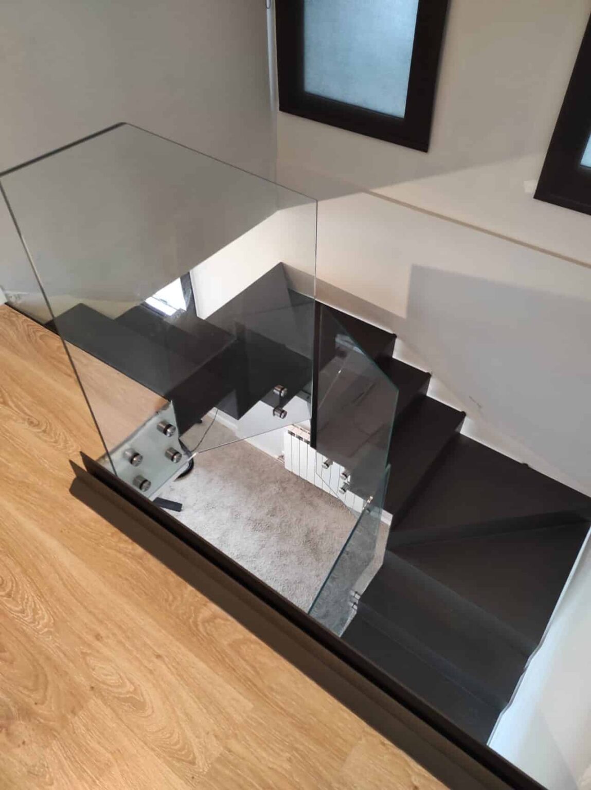 Escaleras para Huecos Pequeños con Iluminación LED